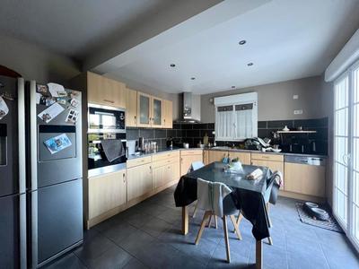 Maison - 230 m² - 9 pièces