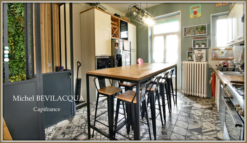 Demeure - 265 m² - 12 pièces