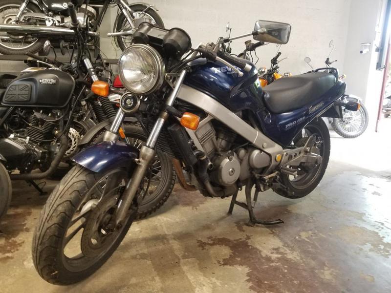 Honda Revere ntv 650 honda 0650 bleu