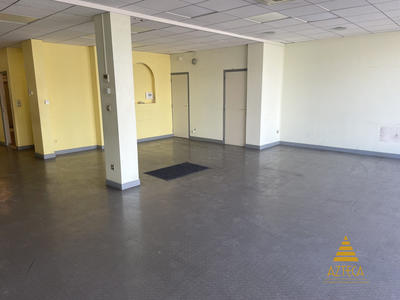 Local commercial - 140 m² - 6 pièces