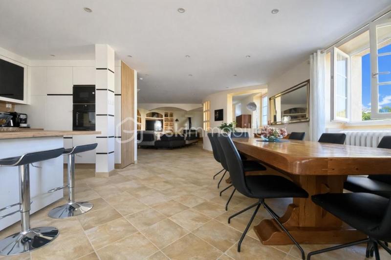 Maison - 201 m² - 7 pièces