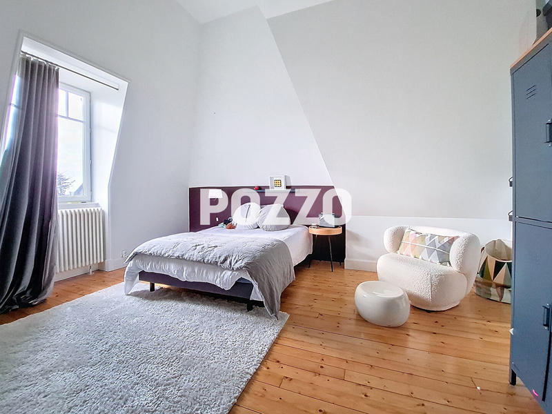 Maison - 216 m² - 9 pièces
