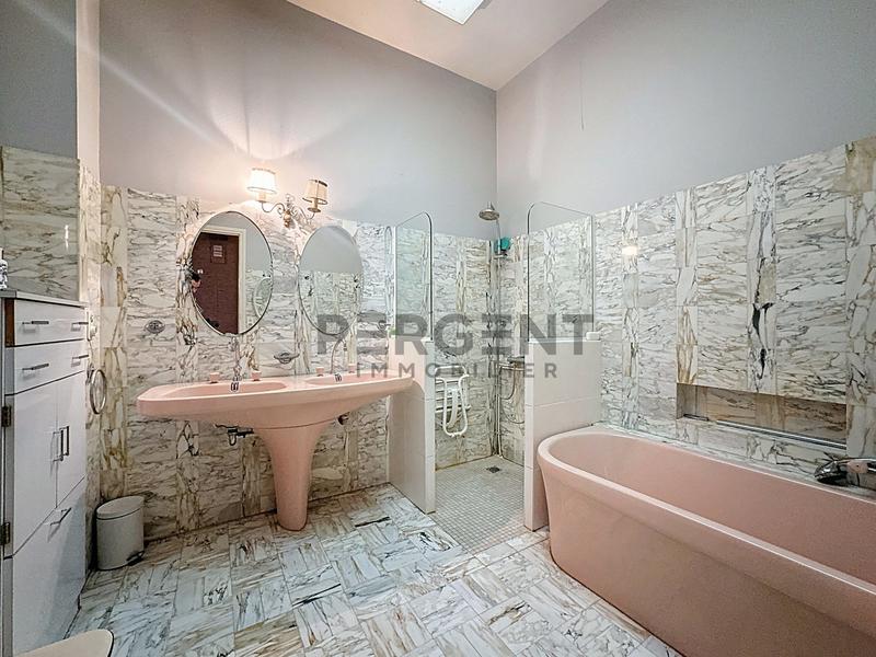 Maison - 253 m² - 10 pièces