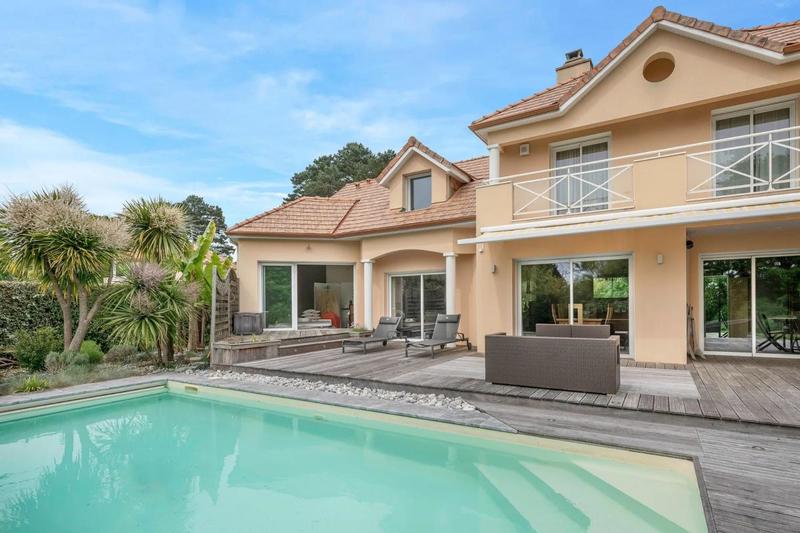 Villa - 233 m² - 12 pièces