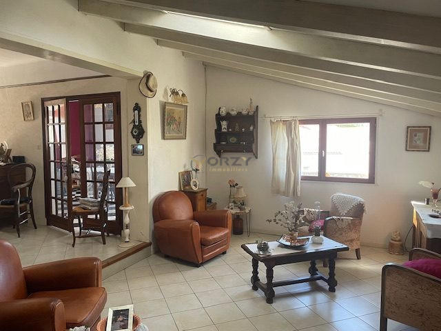 Maison traditionnelle - 210 m² - 7 pièces