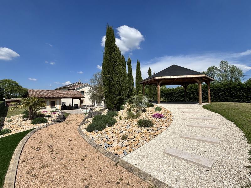 Maison traditionnelle - 260 m² - 9 pièces