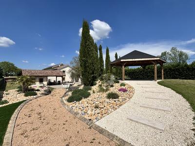 Maison traditionnelle - 260 m² - 9 pièces