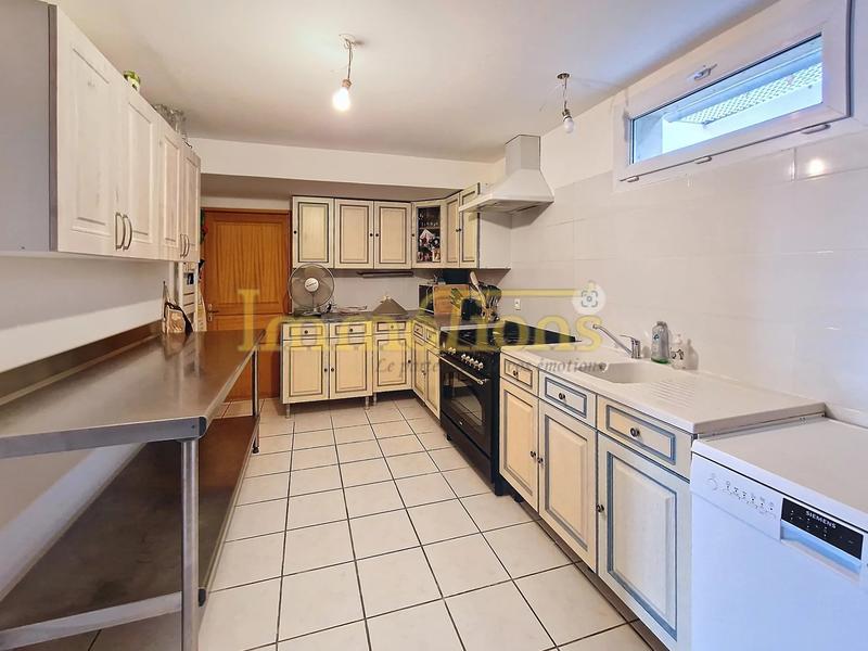 Maison - 250 m² - 11 pièces