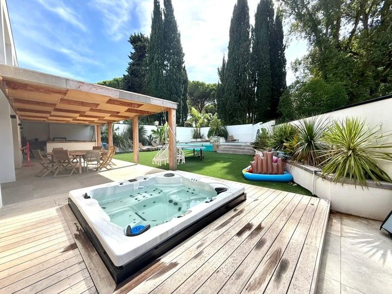 Maison - 220 m² - 6 pièces