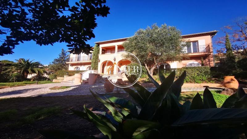Villa - 775 m² - 12 pièces