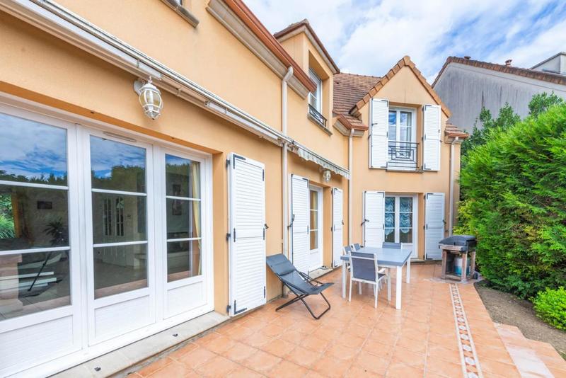 Maison - 212 m² - 8 pièces