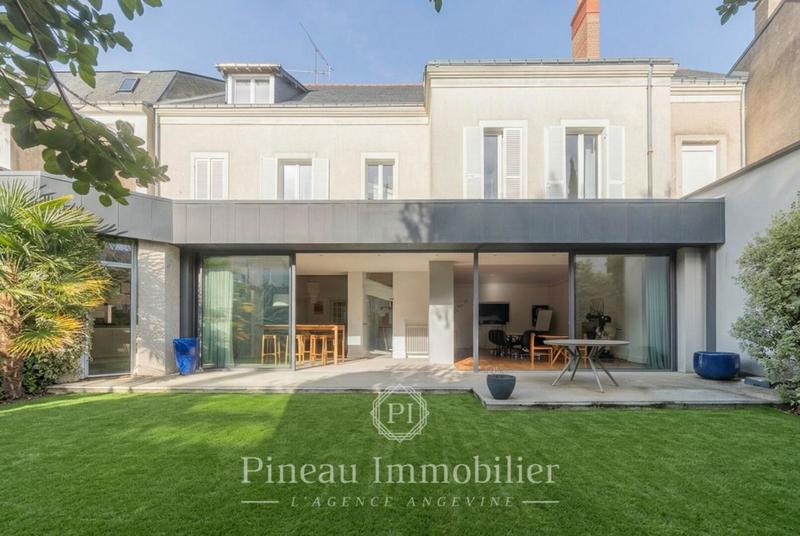 Maison - 324 m² - 10 pièces