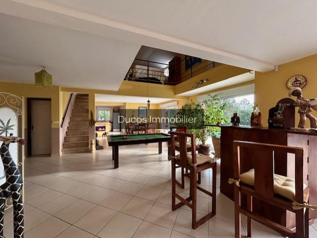 Maison - 240 m² - 6 pièces