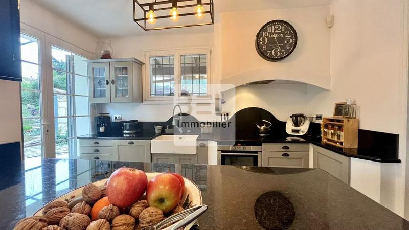 Propriété - 244 m² - 8 pièces