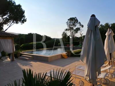 Propriété - 900 m² - 18 pièces