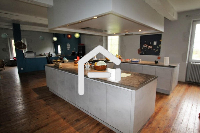 Maison - 943 m² - 24 pièces