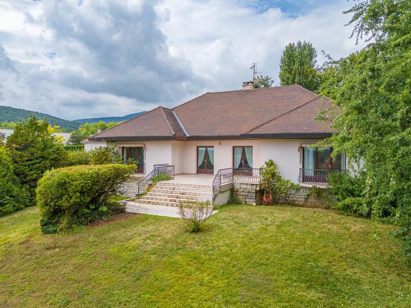 Maison - 304 m² - 9 pièces