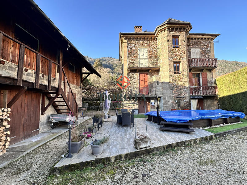 Maison - 300 m² - 6 pièces