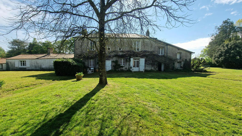 Propriété - 270 m² - 11 pièces