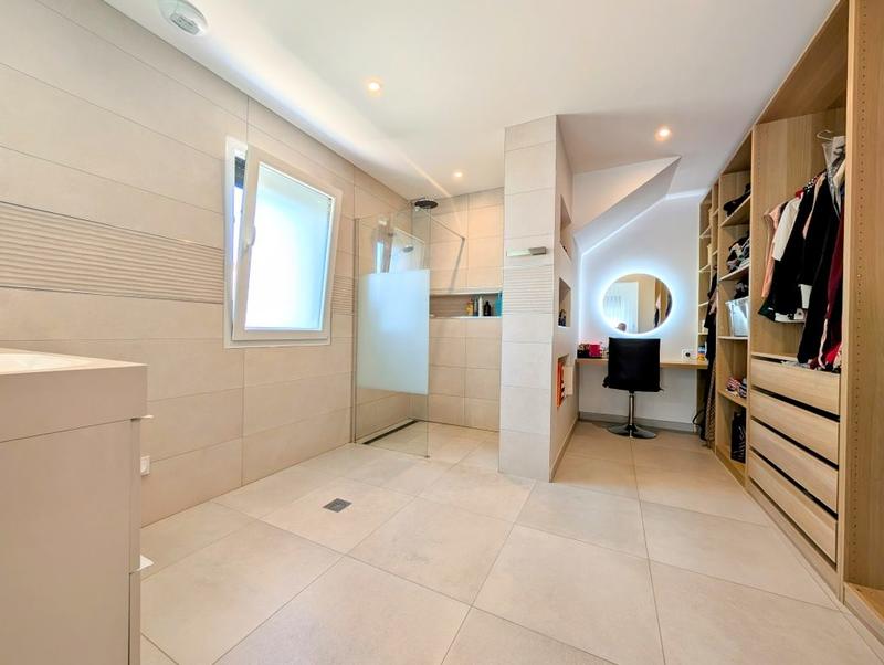 Maison - 180 m² - 6 pièces