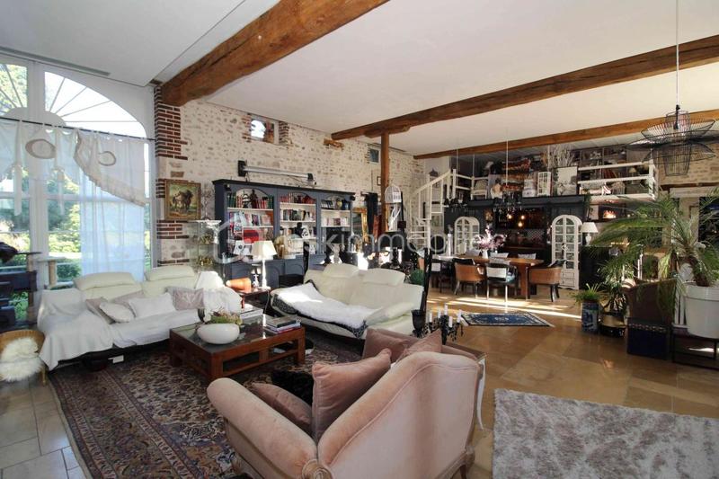 Propriété - 1 100 m² - 18 pièces