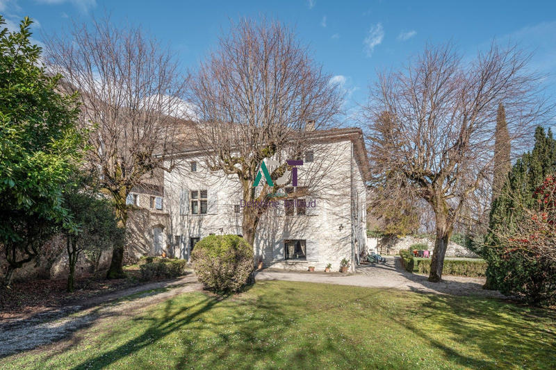 Maison - 465 m² - 9 pièces