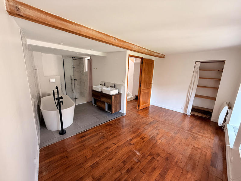 Maison - 216 m² - 9 pièces