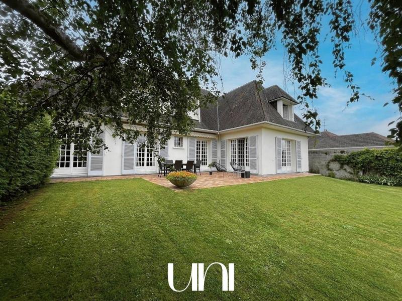 Maison - 270 m² - 8 pièces