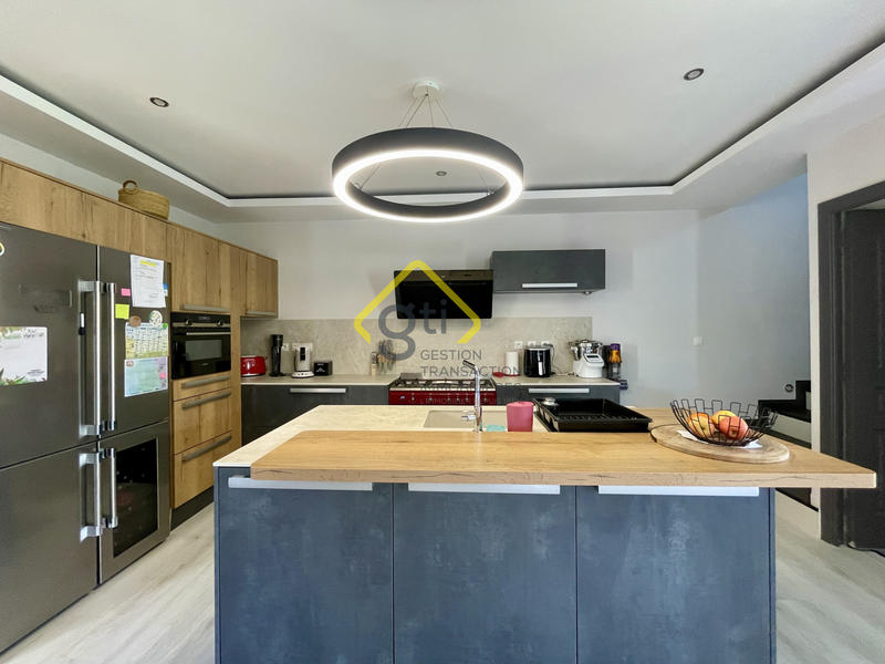 Maison - 180 m² - 7 pièces