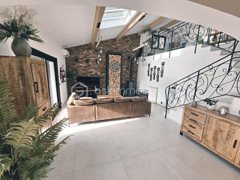 Propriété - 208 m² - 6 pièces