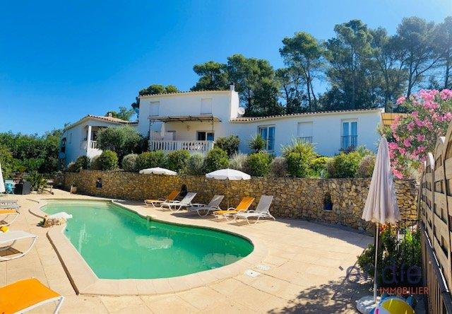 Maison - 239 m² - 10 pièces