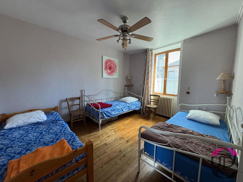 Maison - 235 m² - 8 pièces