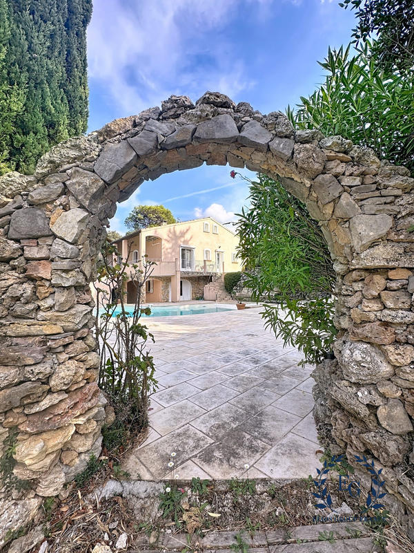 Maison - 216 m² - 7 pièces