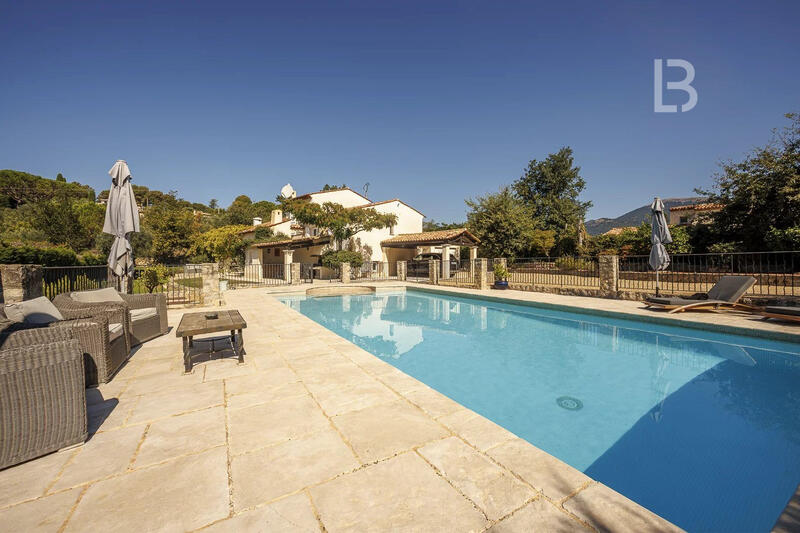 Villa - 196 m² - 6 pièces