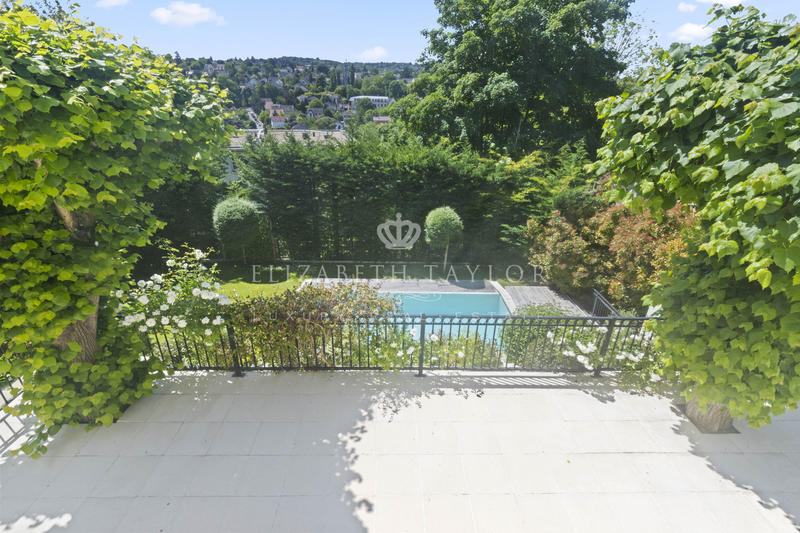 Propriété - 424 m² - 12 pièces