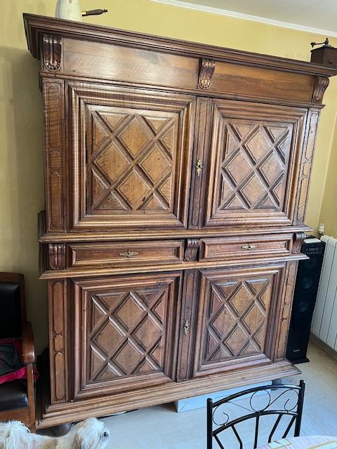 Buffet 4 volets en noyer sculpté style Louis XIII