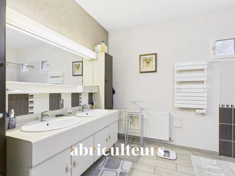 Propriété - 260 m² - 8 pièces