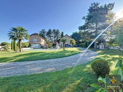 Maison - 210 m² - 6 pièces