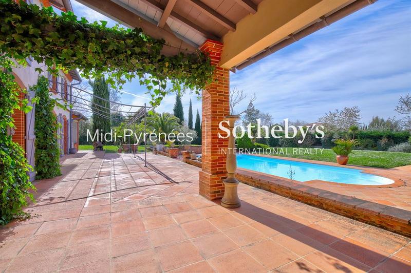 Maison - 300 m² - 10 pièces