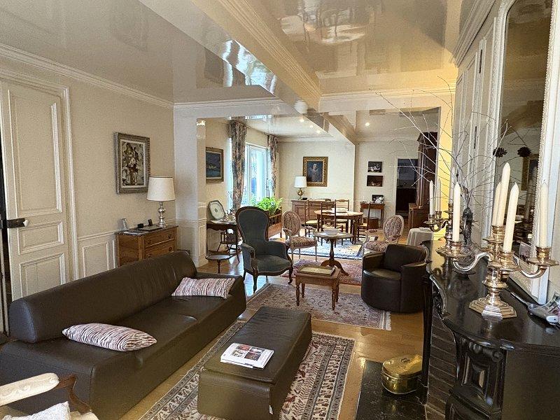 Maison - 275 m² - 10 pièces