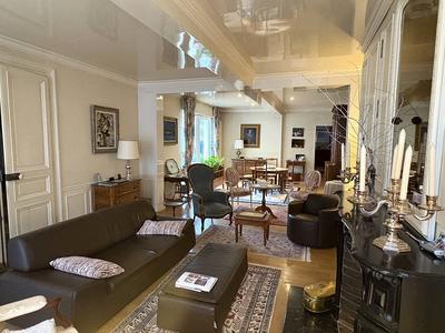 Maison - 275 m² - 10 pièces