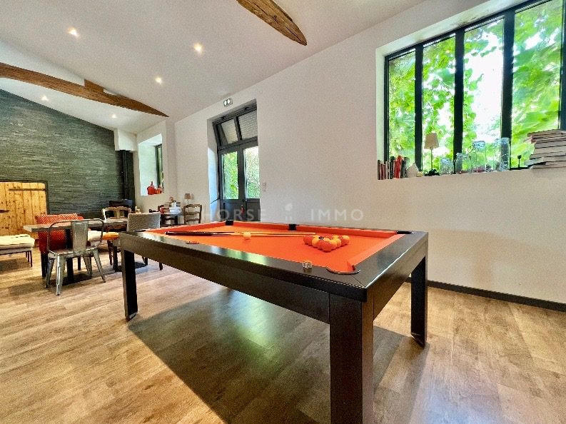 Maison - 900 m² - 25 pièces