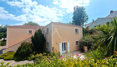 Maison - 204 m² - 8 pièces