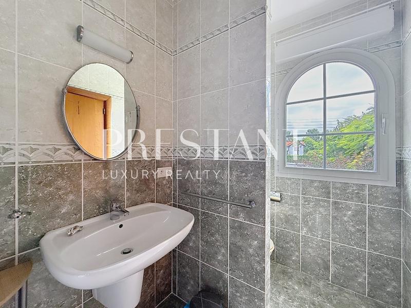 Maison - 230 m² - 6 pièces