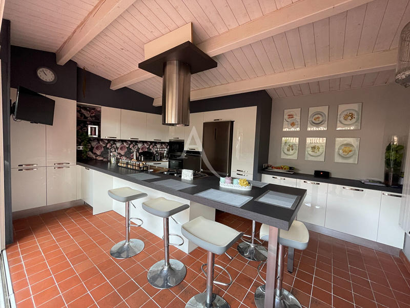 Maison - 220 m² - 12 pièces