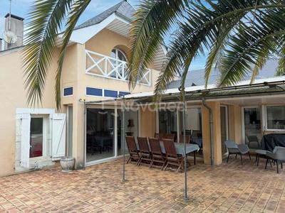 Maison - 236 m² - 7 pièces