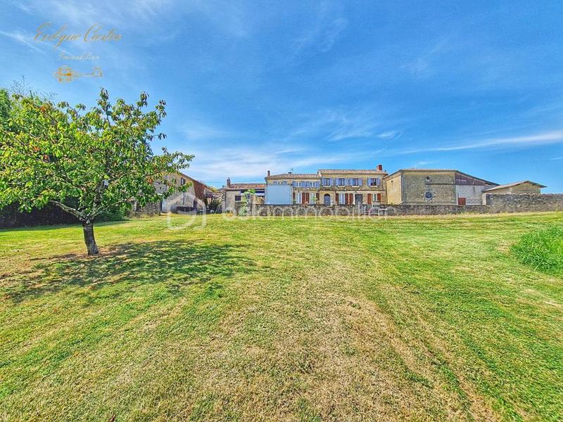 Maison - 323 m² - 8 pièces