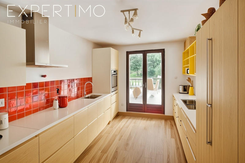 Maison - 230 m² - 7 pièces