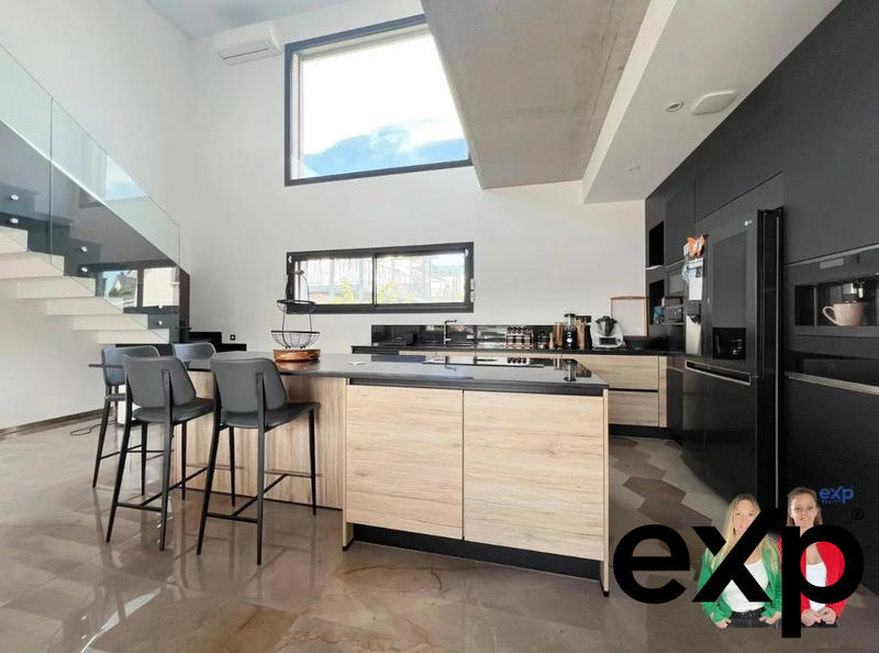 Maison - 234 m² - 7 pièces