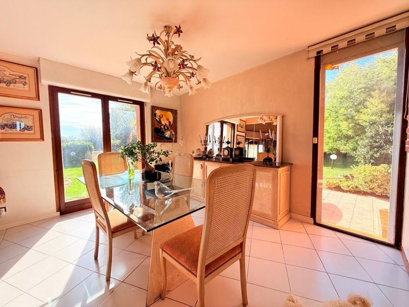 Maison - 250 m² - 6 pièces